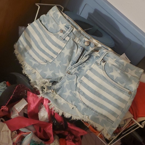 Shorts - Picture 2 of 4